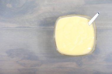 Ahşap zemin üzerine vanilya krema küçük kase