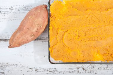 Fırın yemek lahana turşusu ve ahşap arka plan üzerinde tatlı patates ile