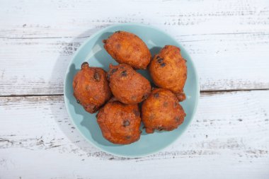 Ahşap arka plan üzerinde geleneksel Hollanda oliebollen