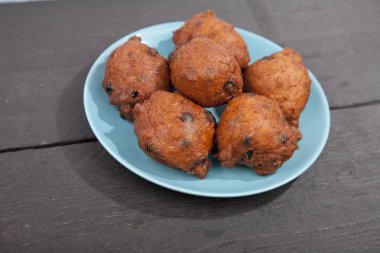 Ahşap arka plan üzerinde geleneksel Hollanda oliebollen