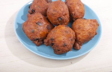 Ahşap arka plan üzerinde geleneksel Hollanda oliebollen