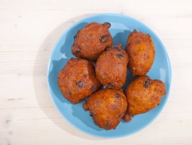 Ahşap arka plan üzerinde geleneksel Hollanda oliebollen