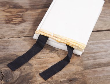 Fireblanket ahşap arka plan üzerinde