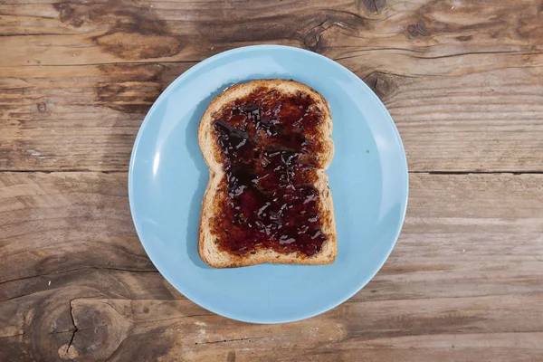 나무 배경에 빵에 Appelstroop 라는 전형적인 네덜란드 애플 시럽 — 스톡 사진