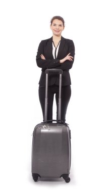 Beyaz arka plan üzerinde izole bavul ile genç iş kadını