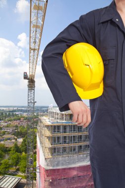 İnşaat işçisi ile bina ve şehir üzerinden görünüm