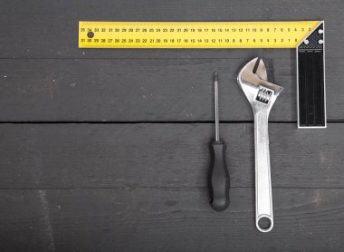 Meydanı, çekiç ve tornavida ahşap arka plan üzerinde