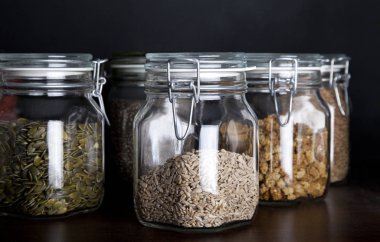 Kabak çekirdeği, ayçiçeği tohumu ve dut Cam Kavanoz siyah arka plan ile