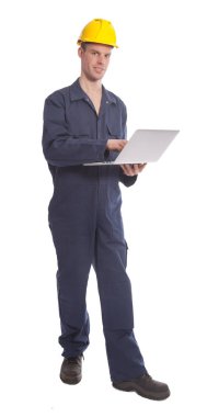 Genç işçi sarı kask ve beyaz arka plan üzerinde izole laptop ile