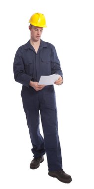 Genç işçi sarı kask ve beyaz arka plan üzerinde izole kağıt ile