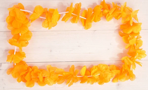 Collar de flores naranja holandesa sobre fondo de madera — Foto de Stock