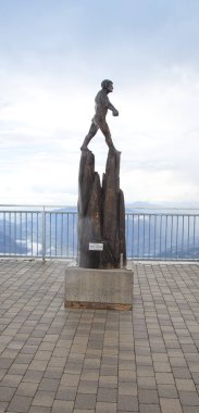 Zugspitze, Avusturya - 15 Ağustos 2016: Ünlü ahşap heykel üstünde tepe-in büyük dağ Zugspitze Avusturya