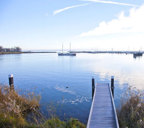 ボートとエンクホイゼン、オランダの湖の桟橋に表示します。 — ストック写真