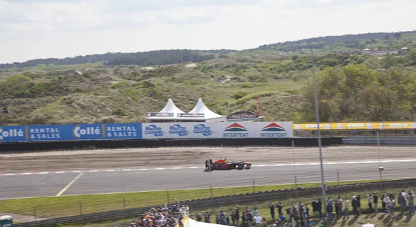 Zandvoort，荷兰-2017 年 5 月 21 日： 一级方程式赛车最大并且显示他与跟踪记录的技能上电路 Zandvoort 荷兰 — 图库照片