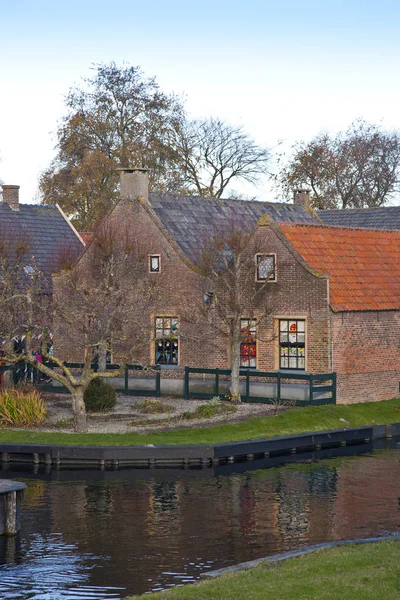 View at very old houses with canal in Enkhuizen, The Netherlands — Stock Photo, Image