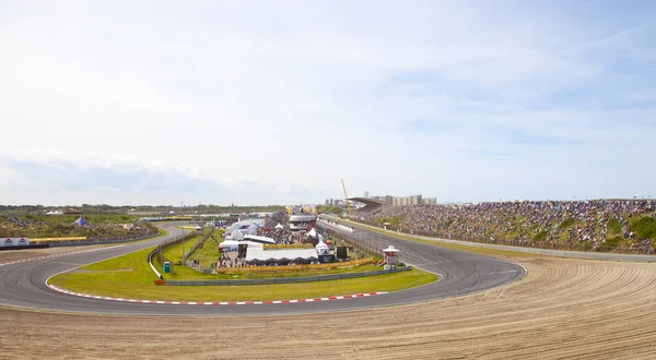 Zandvoort, Nederland - 21 mei 2017: Kijk bij dagen Zandvoort met beroemde racer Max Verstappen racing — Stockfoto