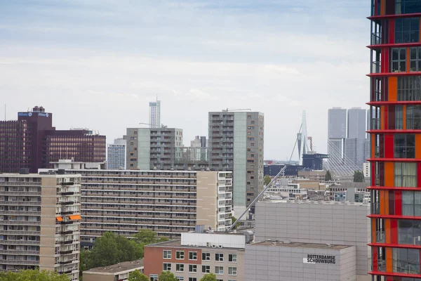 ROTTERDAM, PAÍSES BAJOS - 11 de junio de 2017: Vista en el horizonte de Rotterdam, Holanda — Foto de Stock