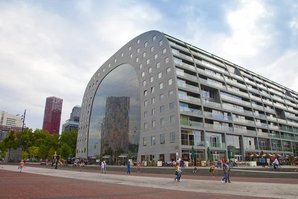 Rotterdam, Hollandia - 2017. június 11.: Nézd a híres piac hall of Rotterdam, Hollandia — Stock Fotó