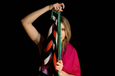 kadın holding eşarp siyah bir zemin üzerine