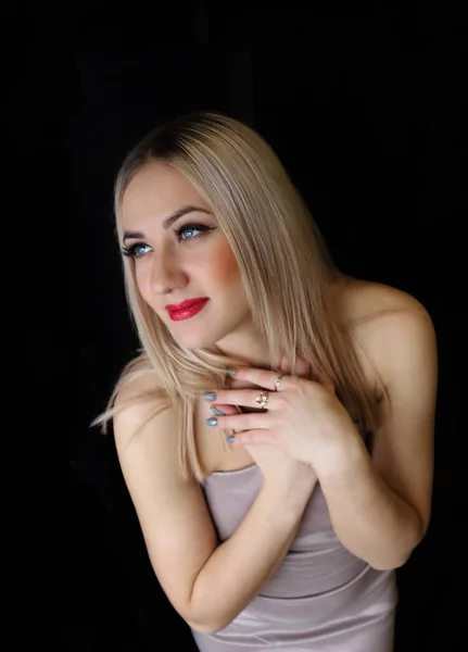 Blond kvinna i klänning på svart bakgrund — Stockfoto