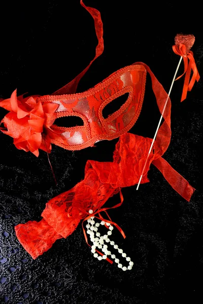 Máscara calcinha coração feminino no fundo preto com perl — Fotografia de Stock