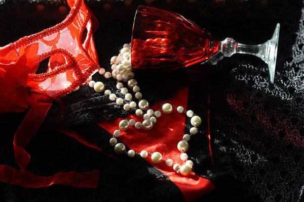 маска женские трусики сердце на черном фоне с perl
