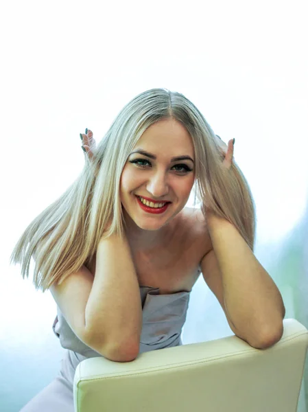 Skönhet blond kvinna i klänning på vit bakgrund närbild — Stockfoto