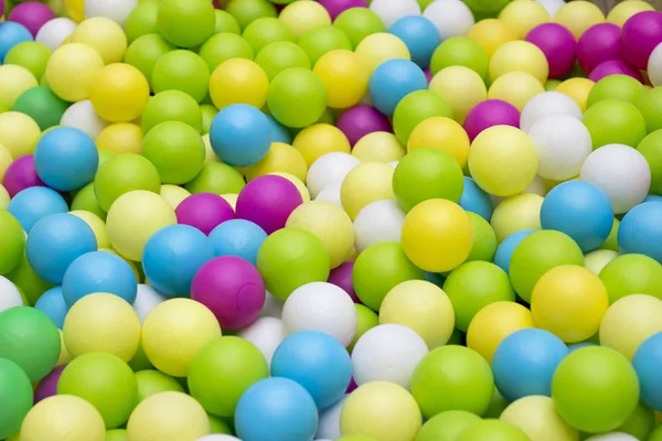 Bolas de plástico coloridas en parque de niños —  Fotos de Stock