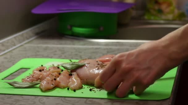 Handen van vrouw snijden van ruwe filets uit kip borsten — Stockvideo