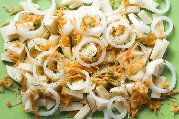 doğranmış soğan, patates, havuç ile baharat, yakın çekim