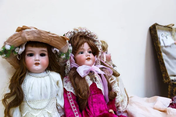 Alte antike Puppen — Stockfoto