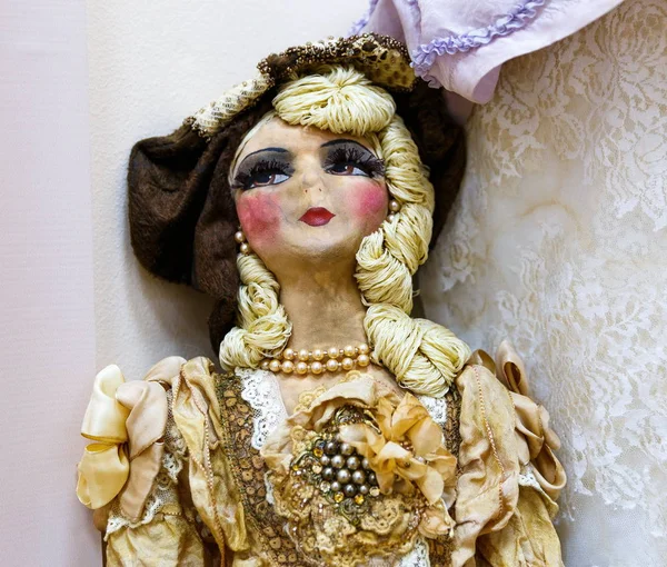 Старые старинные антикварные куклы — стоковое фото