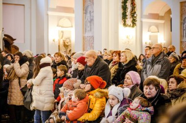 Minsk, Beyaz Rusya - 25 Aralık 2017: Noel Katolik ruhani Hizmetleri Held Kilisesi
