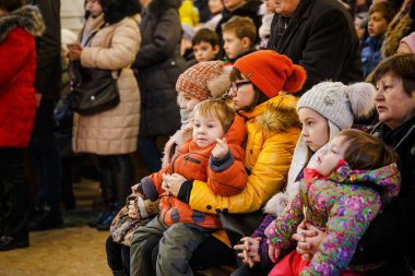 Minsk, Beyaz Rusya - 25 Aralık 2017: Noel Katolik ruhani Hizmetleri Held Kilisesi