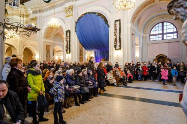 Minsk, Beyaz Rusya - 25 Aralık 2017: Noel Katolik ruhani Hizmetleri Held Kilisesi