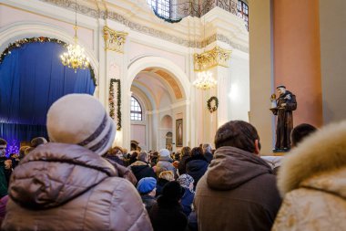 Minsk, Beyaz Rusya - 25 Aralık 2017: Noel Katolik ruhani Hizmetleri Held Kilisesi