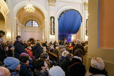 Minsk, Beyaz Rusya - 25 Aralık 2017: Noel Katolik ruhani Hizmetleri Held Kilisesi