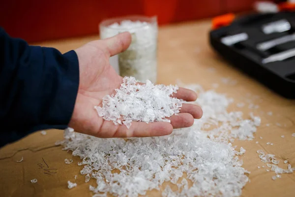 Granulat, das in der Fabrik aus Plastikflaschen recycelt wird — Stockfoto