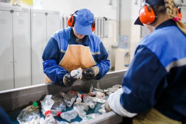 Minsk, Beyaz Rusya - 23 Aralık 2017: Kadın çalışmalarına üretim hattı Plastik atıkların işlenmesi için