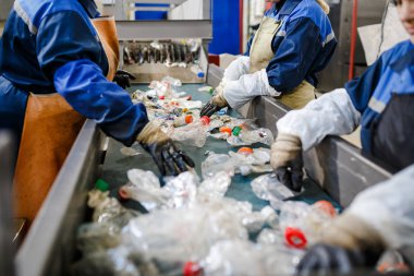 Minsk, Beyaz Rusya - 23 Aralık 2017: Kadın çalışmalarına üretim hattı Plastik atıkların işlenmesi için