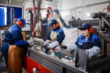 Minsk, Beyaz Rusya - 23 Aralık 2017: Kadın çalışmalarına üretim hattı Plastik atıkların işlenmesi için