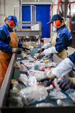 Minsk, Beyaz Rusya - 23 Aralık 2017: Kadın çalışmalarına üretim hattı Plastik atıkların işlenmesi için