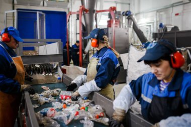Minsk, Beyaz Rusya - 23 Aralık 2017: Kadın çalışmalarına üretim hattı Plastik atıkların işlenmesi için