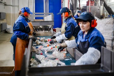 Minsk, Beyaz Rusya - 23 Aralık 2017: Kadın çalışmalarına üretim hattı Plastik atıkların işlenmesi için