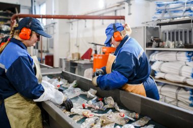 Minsk, Beyaz Rusya - 23 Aralık 2017: Kadın çalışmalarına üretim hattı Plastik atıkların işlenmesi için