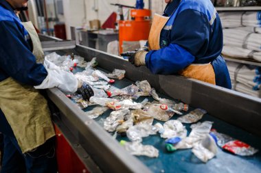 Minsk, Beyaz Rusya - 23 Aralık 2017: Kadın çalışmalarına üretim hattı Plastik atıkların işlenmesi için