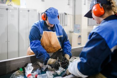 Minsk, Beyaz Rusya - 23 Aralık 2017: Kadın çalışmalarına üretim hattı Plastik atıkların işlenmesi için