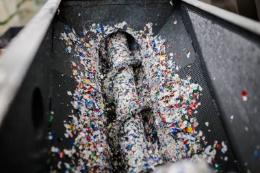fabrikada atık plastik işlenmesi için donatım