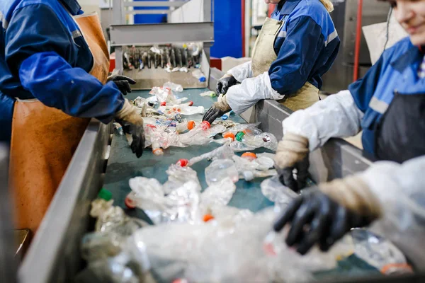 Minsk, Beyaz Rusya - 23 Aralık 2017: Kadın çalışmalarına üretim hattı Plastik atıkların işlenmesi için