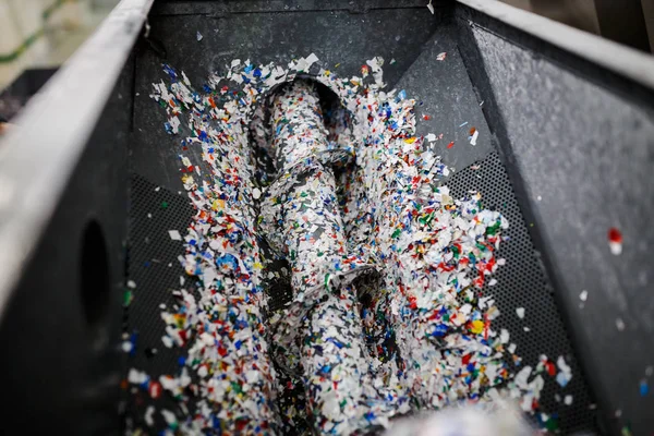 Equipos para el tratamiento de residuos plásticos en la fábrica — Foto de Stock